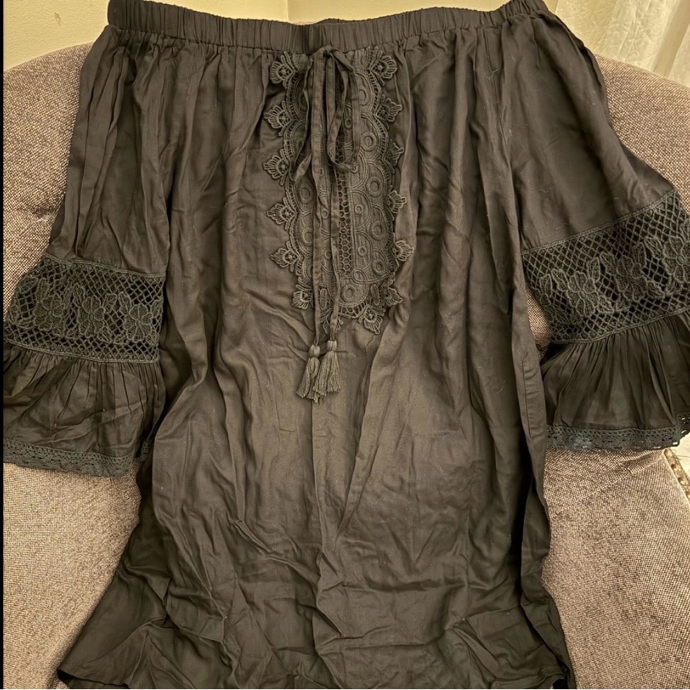 Beach Coverup ⛱️☀️👙
Black off the shoulde. Very elegant by Violet Kay.